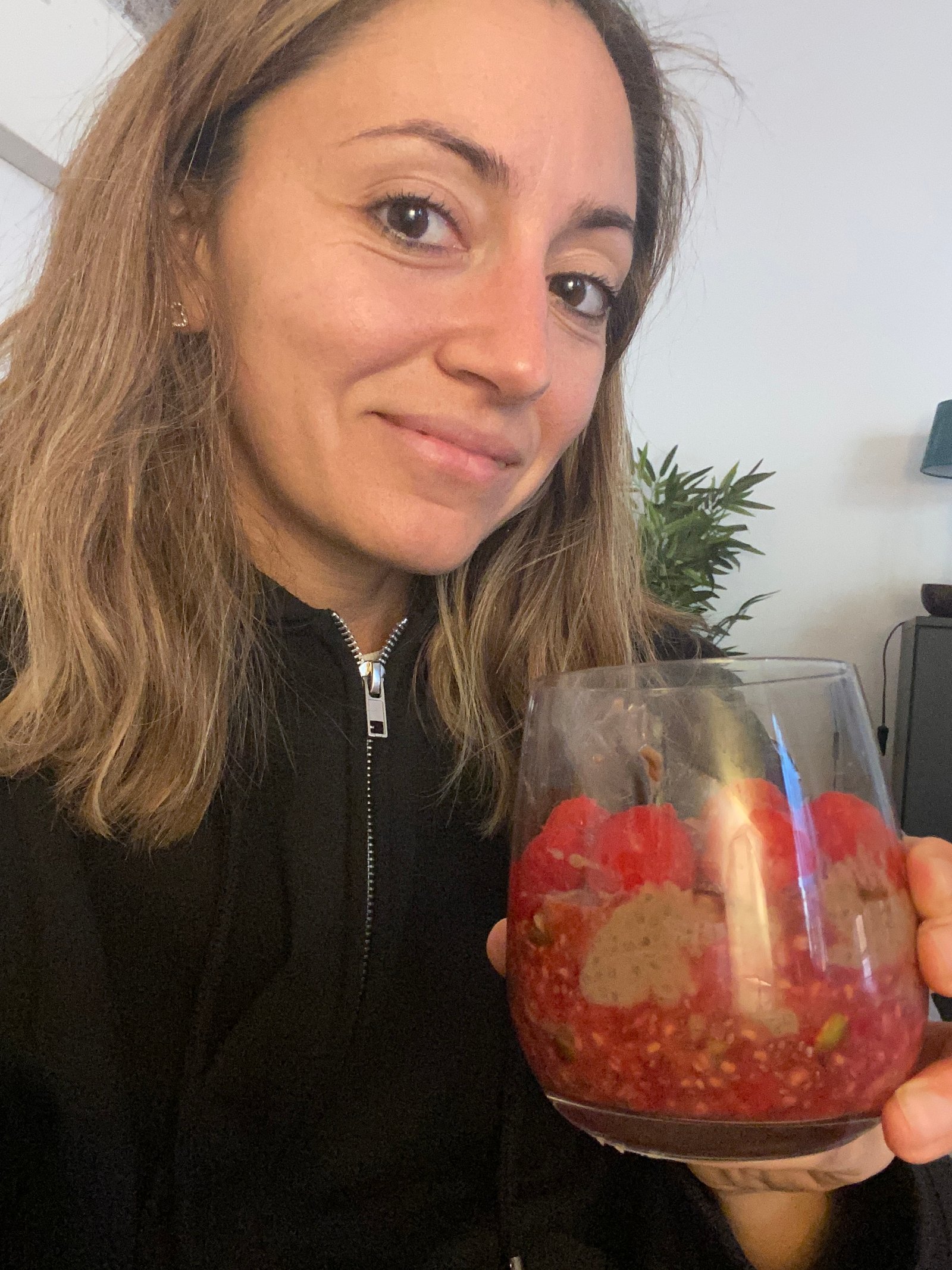 Alessia con una bowl di frutta fresca — Mangia per Fiorire blog di nutrizione